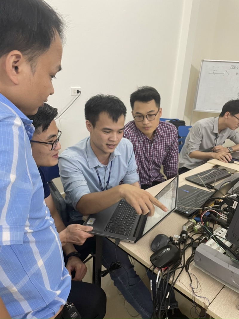 dao tao lap trinh plc va robot mitsubishi cho cong ty huyndai kefico